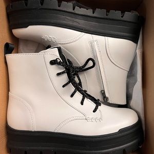 NWT UGGs White Signee Lace Up boots Size 9